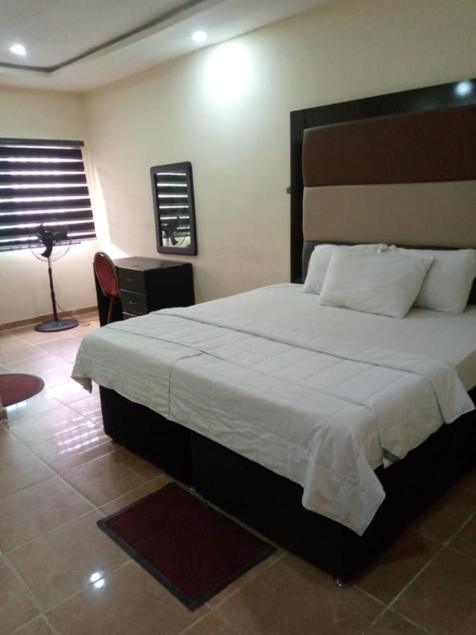Senators Suites And Towers Hotel Omole Habitación foto